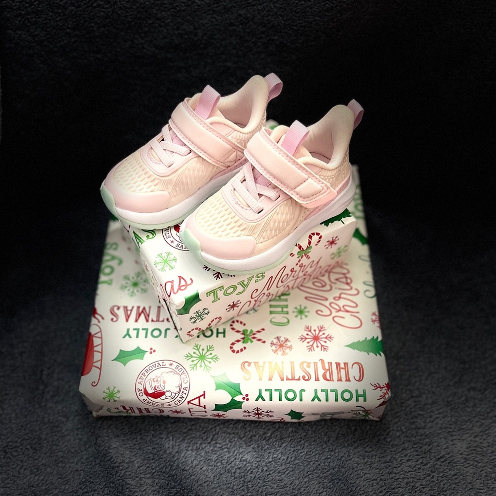Toddler Girls Sneakers
Target All in Motion Size 5